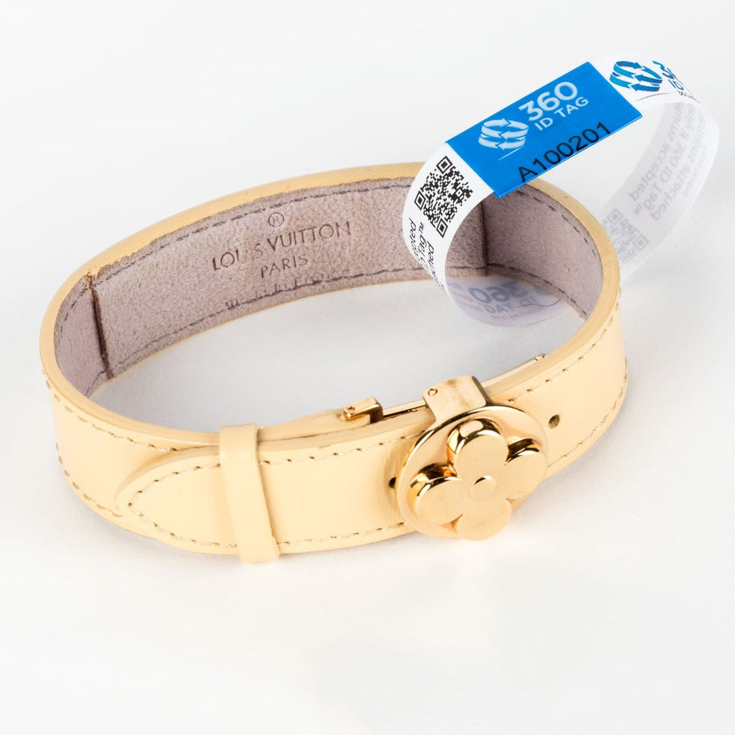 E-commerce return security tag on jewelry. Prevent return fraud like wardrobing, wear and return, counterfeit product switches and tag switches. Add return tag to clothing, shoes, accessories to stop fraudulent returns. 360 ID Tag.